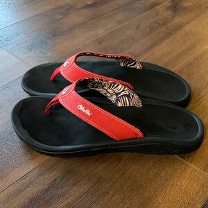 OluKai Ohana Kona Men’s Size 12 Beachy Flip Flops Thongs black with red band